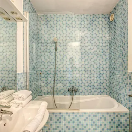 Апартаменты Rue Saint-maur 1-bed Balcony And View